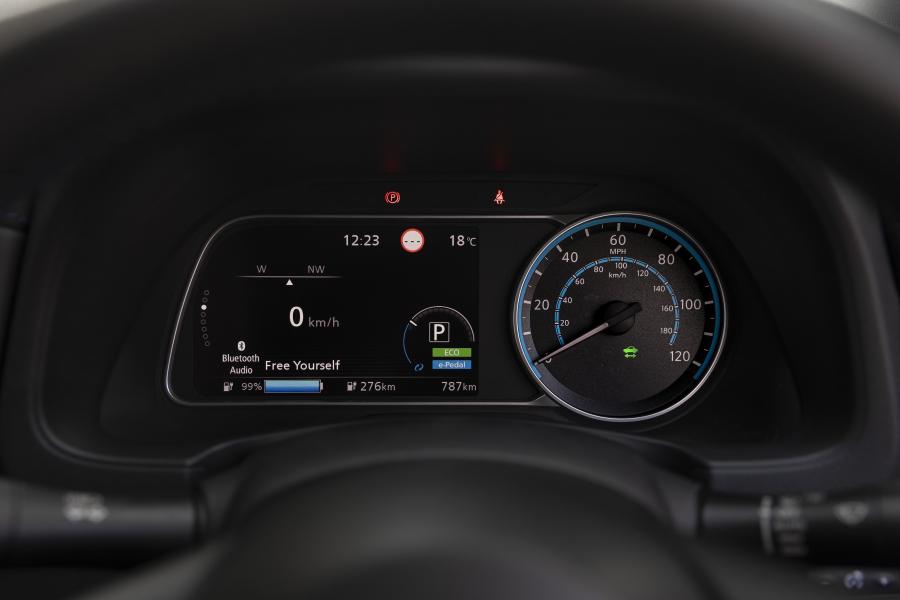 Панель приборов Nissan Leaf 2018 года  (AU) (фото 23 из 46)